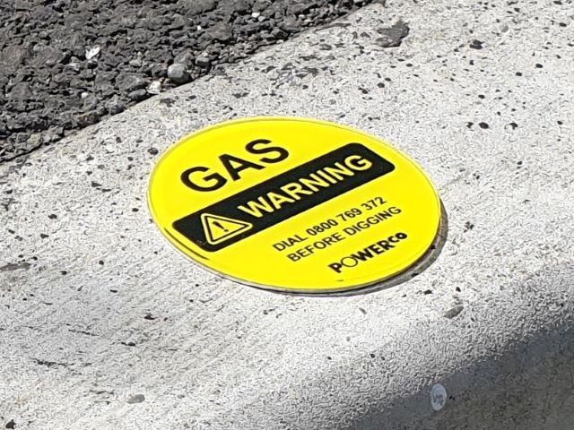 Warning Gas - Kerb Marker4