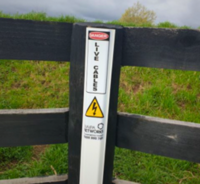 Utility marker post